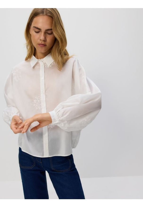 Reserved - Koszula z ozdobnym haftem - biały. Kolor: biały. Materiał: tkanina. Wzór: haft