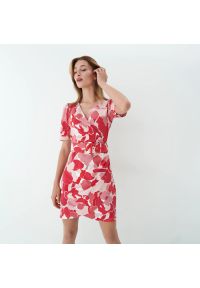 Mohito - Wzorzysta sukienka z paskiem - Różowy. Kolor: różowy