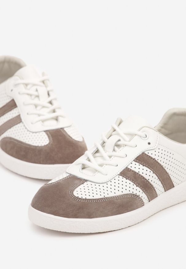 Born2be - Brązowe Płaskie Sneakersy ze Skóry Naturalnej Ozdobione Perforacją i Paskami Nelithor. Okazja: na co dzień. Nosek buta: okrągły. Zapięcie: pasek. Kolor: brązowy. Materiał: skóra. Wzór: aplikacja. Obcas: na obcasie. Wysokość obcasa: niski