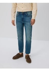 Reserved - Jeansy carrot slim z efektem sprania - indigo jeans