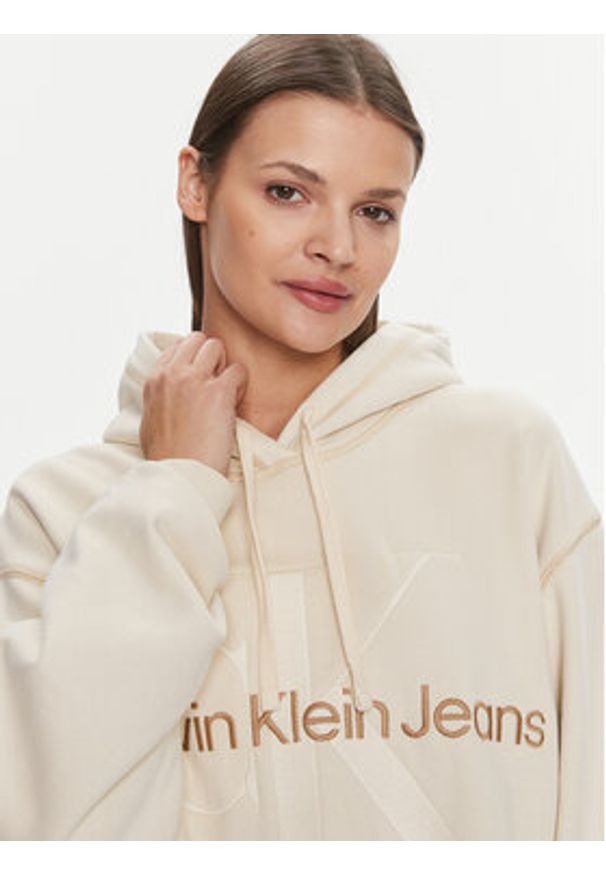 Calvin Klein Jeans Sukienka codzienna Hero Monologo Hoodie Dress J20J223245 Écru Relaxed Fit. Okazja: na co dzień. Materiał: bawełna. Typ sukienki: proste. Styl: casual