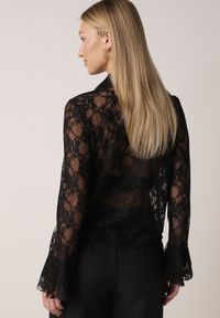 Born2be - Czarna Koszula Koronkowa z Wiskozy z Bawełną Ozdobiona Falbanami Hermerine. Kolor: czarny. Materiał: wiskoza, bawełna, koronka. Wzór: aplikacja. Styl: elegancki, klasyczny #7