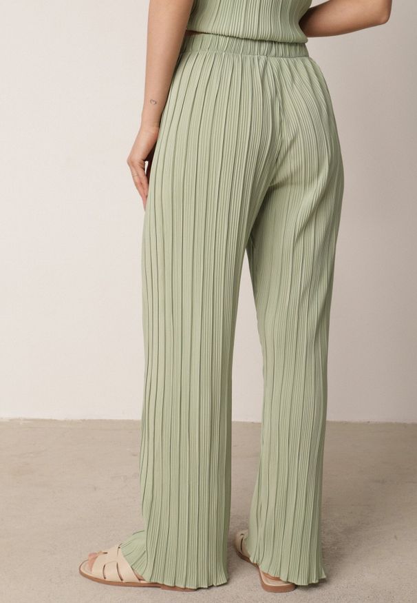 Born2be - Zielone Szerokie Spodnie z Wysokim Stanem ze Zwiewnej Tkaniny z Plisami Galiris. Okazja: do pracy, na co dzień, na spotkanie biznesowe. Stan: podwyższony. Kolor: zielony. Materiał: tkanina. Długość: długie. Styl: elegancki, biznesowy, casual