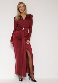 Born2be - Czerwona Elegancka Sukienka z Trenem i Rozcięciem Atissa. Okazja: na imprezę. Kolor: czerwony. Wzór: aplikacja. Styl: elegancki