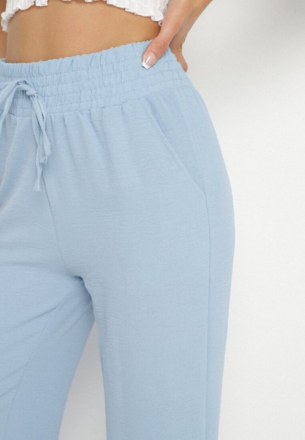 Born2be - Jasnoniebieskie Spodnie o Szerokim Kroju z Wysokim Stanem i Gumką w Talii Saviellea. Okazja: na co dzień. Stan: podwyższony. Kolor: niebieski. Styl: klasyczny, casual, elegancki