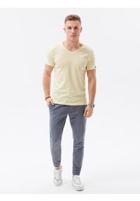 Ombre Clothing - Klasyczna męska koszulka z dekoltem w serek BASIC - jasnożółty V14 S1369 - XXL. Typ kołnierza: dekolt w serek. Kolor: żółty. Materiał: jeans, bawełna. Długość: krótkie. Styl: klasyczny #2