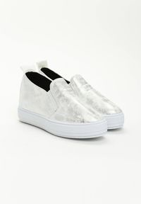 Born2be - Białe Sneakersy Landwina. Nosek buta: okrągły. Zapięcie: bez zapięcia. Kolor: biały. Materiał: materiał. Wzór: napisy, aplikacja. Obcas: na koturnie #5