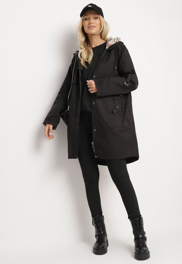 Born2be - Czarna Kurtka Parka z Podpinanymi Rękawami i Kapturem ze Wstawkami w Kratę Kaithna. Kolor: czarny. Materiał: jeans. Wzór: kratka. Styl: elegancki, klasyczny