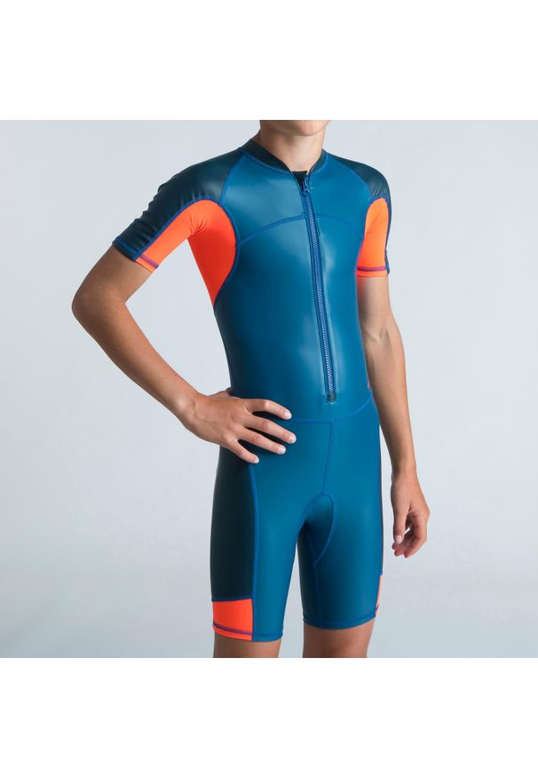 Decathlon - Krótki kombinezon pływacki dla dzieci Nabaiji 100 Kloupi. Kolor: niebieski, wielokolorowy, pomarańczowy, czerwony, turkusowy. Materiał: poliester, materiał, elastan. Długość: krótkie