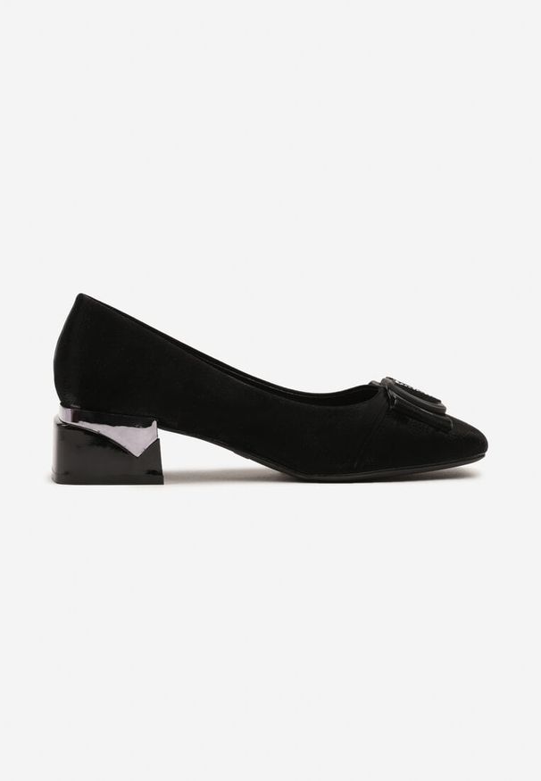 Renee - Czarne Czółenka na Geometrycznym Obcasie z Metaliczną Aplikacją i Kokardą Saniessa. Okazja: na co dzień. Kolor: czarny. Materiał: jeans. Wzór: geometria, aplikacja. Obcas: na obcasie. Styl: casual, elegancki. Wysokość obcasa: średni
