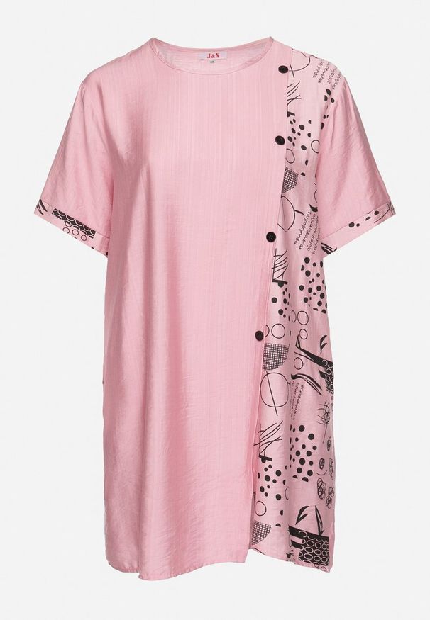 Born2be - Różowa Bawełniana Sukienka o Pudełkowym Kroju z Wsuwanymi Kieszeniami Ozdobiona Guzikami Walliana. Okazja: na co dzień. Kolekcja: plus size. Kolor: różowy. Wzór: aplikacja. Typ sukienki: dla puszystych. Materiał: bawełna. Długość rękawa: krótki rękaw. Sezon: lato. Styl: casual, elegancki