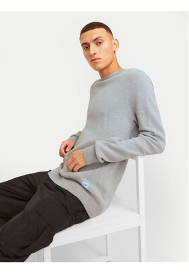 Jack & Jones Sweter Globe 12258139 Szary Regular Fit. Kolor: szary. Materiał: bawełna