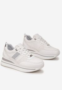 Born2be - Biało-Srebrne Sneakersy na Grubej Podeszwie z Materiałowymi Wstawkami i Brokatem Omifa. Kolor: biały. Materiał: materiał. Wzór: aplikacja #3