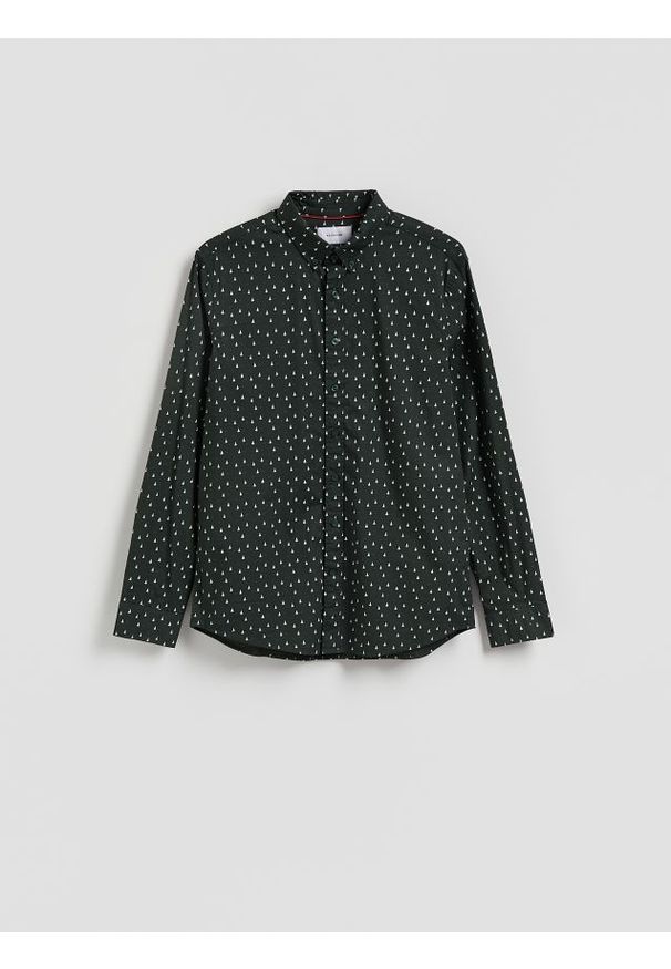 Reserved - Koszula slim fit w świąteczny wzór - ciemnozielony. Kolor: zielony. Materiał: tkanina, bawełna. Styl: wizytowy
