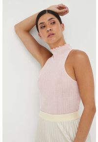 Guess top damski kolor różowy. Kolor: różowy. Materiał: materiał. Długość rękawa: na ramiączkach