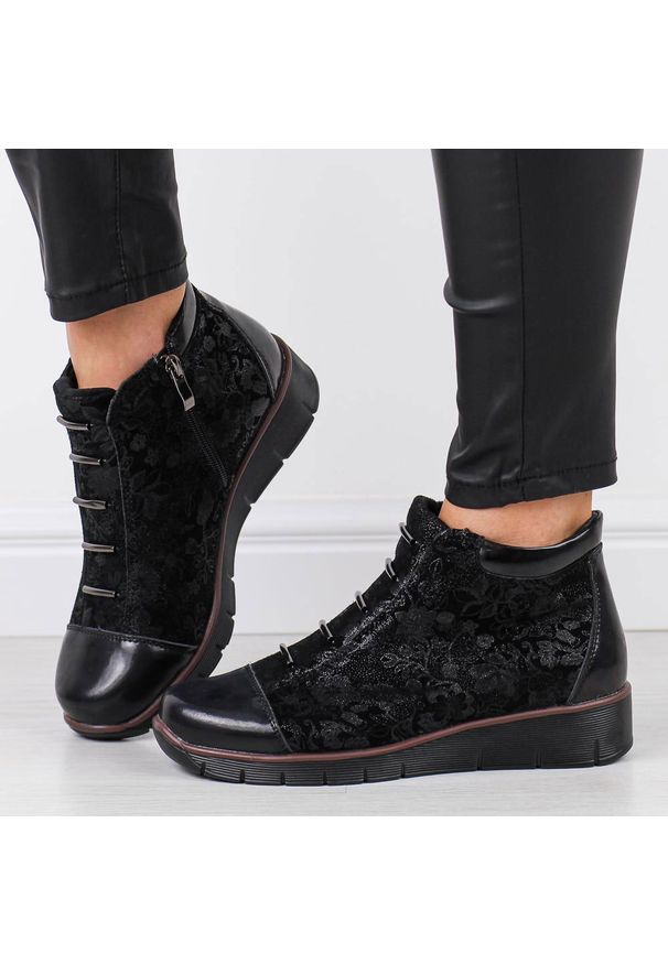 Czarne skórzane botki damskie na koturnie zimowe Filippo Dbt3179/25. Okazja: na spacer, na co dzień. Nosek buta: okrągły. Kolor: czarny. Szerokość cholewki: normalna. Wzór: kwiaty, aplikacja. Materiał: skóra. Sezon: zima. Obcas: na koturnie. Styl: elegancki, casual, klasyczny. Wysokość obcasa: średni