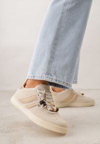 Renee - Beżowe Sneakersy Typu Tenisówki Ozdobione Koralikami Daemeli. Kolor: beżowy. Materiał: jeans. Wzór: aplikacja. Sezon: lato #8