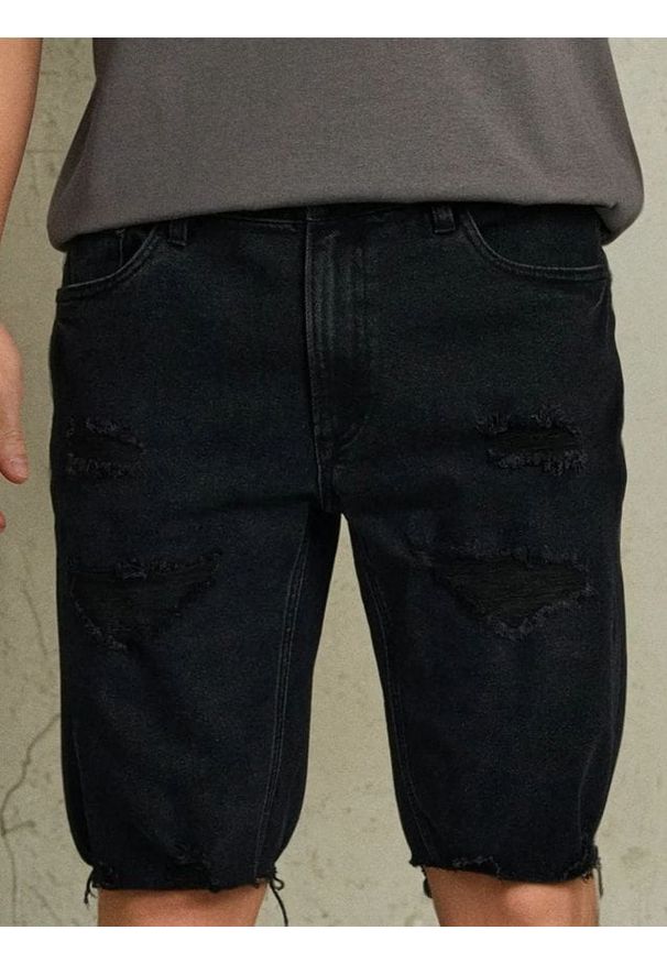 Sinsay - Szorty jeansowe z ozdobnymi rozcięciami - czarny. Kolor: czarny. Materiał: jeans