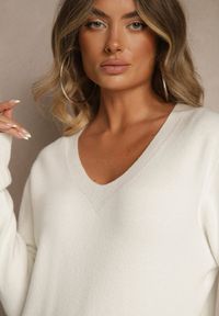 Renee - Biały Sweter z Wełną i Wiskozą z Trójkątnym Dekoltem Kaitte. Okazja: na co dzień. Kolor: biały. Materiał: wełna, wiskoza. Styl: casual, elegancki #3