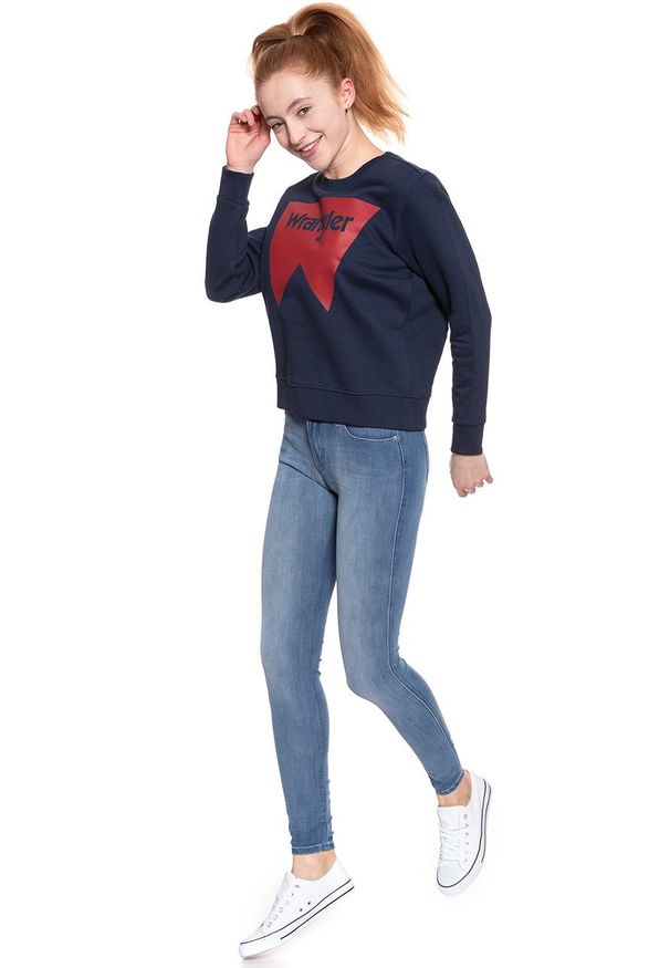 Wrangler - BLUZA WRANGLER DAMSKA LOGO CREW NAVY W6087HY35 112130466. Okazja: na co dzień, na imprezę, na spacer, na randkę. Materiał: guma, bawełna, jeans, materiał. Długość rękawa: długi rękaw. Długość: krótkie. Wzór: napisy, aplikacja, nadruk. Sezon: lato. Styl: casual