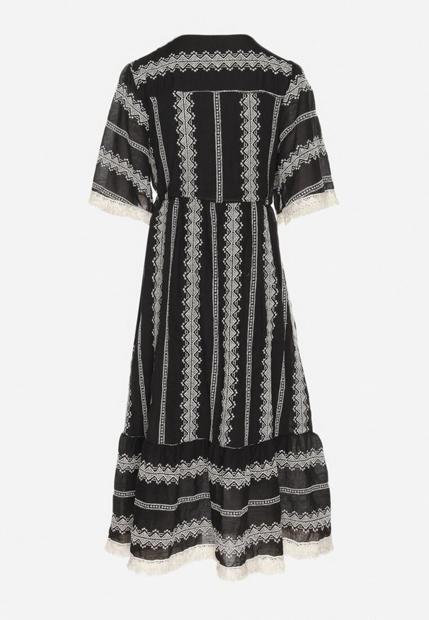 Born2be - Czarna Bawełniana Sukienka Boho o Rozkloszowanym Kroju z Wiązaniem i Haftem Korithira. Okazja: na spacer, na co dzień. Typ kołnierza: dekolt w serek. Kolor: czarny. Materiał: bawełna. Wzór: haft. Sezon: lato. Typ sukienki: rozkloszowane. Styl: boho