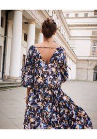 BY CABO - Sukienka Mykonos ze wzorem paisley. Kolor: niebieski. Materiał: wiskoza. Wzór: paisley. Sezon: jesień. Typ sukienki: oversize. Styl: boho #4