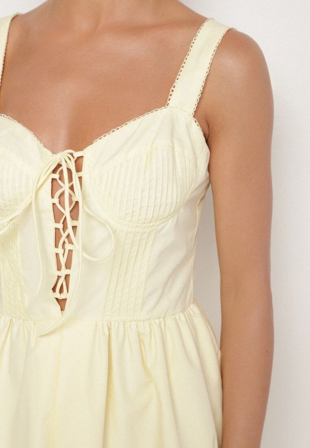 Born2be - Żółta Bawełniana Sukienka Vices w Rustykalnym Stylu z Wiązaniem Fenavira. Okazja: na co dzień. Kolor: żółty. Materiał: bawełna. Długość rękawa: na ramiączkach. Wzór: aplikacja. Styl: casual