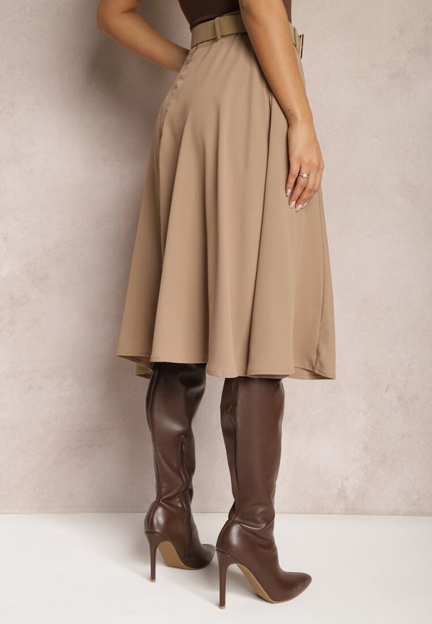 Renee - Beżowa Gładka Spódnica o Rozkloszowanym Fasonie z Paskiem i Podszewką Zinrace. Kolor: beżowy. Wzór: gładki