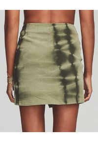 RETROFETE - Zielona drapowana spódnica Willa. Stan: podwyższony. Kolor: zielony. Materiał: jeans, bawełna. Wzór: aplikacja