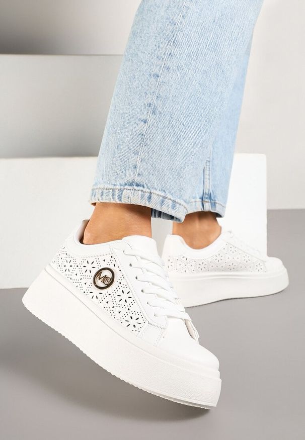 Renee - Białe Sneakersy na Platformie z Ażurowym Zdobieniem i Aplikacją Dalirnna. Okazja: na co dzień. Kolor: biały. Materiał: jeans. Wzór: ażurowy, aplikacja. Obcas: na platformie