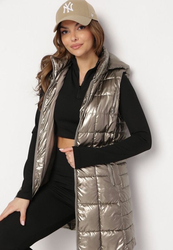 Born2be - Złota Kamizelka z Wypukłym Pikowaniem Kapturem i Lakierowanym Efektem Damess. Kolor: złoty. Materiał: lakier. Długość: długie. Wzór: aplikacja