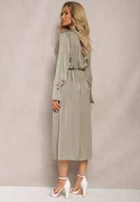 Renee - Zielona Satynowa Sukienka Kopertowa z Gumką i Łańcuszkiem w Talii Shaffa. Kolor: zielony. Materiał: satyna. Wzór: aplikacja. Typ sukienki: kopertowe. Długość: midi #4