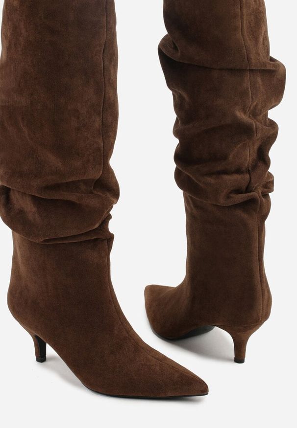 Born2be - Brązowe Marszczone Kozaki na Obcasie Typu Kaczuszka Alevitte. Okazja: na co dzień. Zapięcie: bez zapięcia. Kolor: brązowy. Materiał: jeans. Obcas: na obcasie. Styl: elegancki, casual. Wysokość obcasa: średni