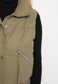 Born2be - Zielona Pikowana Kamizelka Przejściowa z Imitacji Skóry Isokira. Okazja: na co dzień. Typ kołnierza: kaptur. Kolor: zielony. Materiał: skóra. Wzór: aplikacja. Styl: casual #2