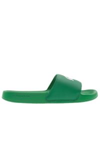 Klapki Lacoste Serve Sliders 749CMA0041-1R7 - zielone. Okazja: na plażę, na co dzień. Zapięcie: pasek. Kolor: zielony. Materiał: syntetyk, materiał. Szerokość cholewki: normalna. Wzór: aplikacja. Sport: pływanie