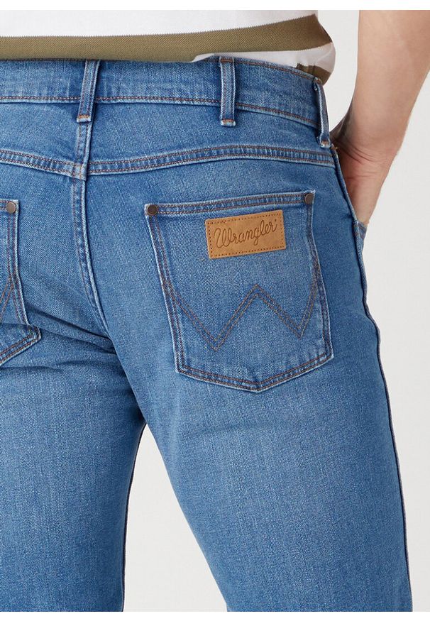 Wrangler - WRANGLER GREENSBORO MĘSKIE SPODNIE JEANSOWE JEANSY VITO W15QAG42E 112329009. Okazja: na co dzień, na spacer. Wzór: aplikacja. Sezon: lato, zima. Styl: sportowy, klasyczny, elegancki, casual