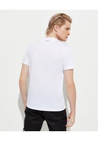 Les Hommes - LES HOMMES - Biały t-shirt z kontrastowym nadrukiem. Okazja: na co dzień. Kolor: biały. Materiał: jeans, bawełna, materiał. Wzór: nadruk. Styl: klasyczny, casual #4