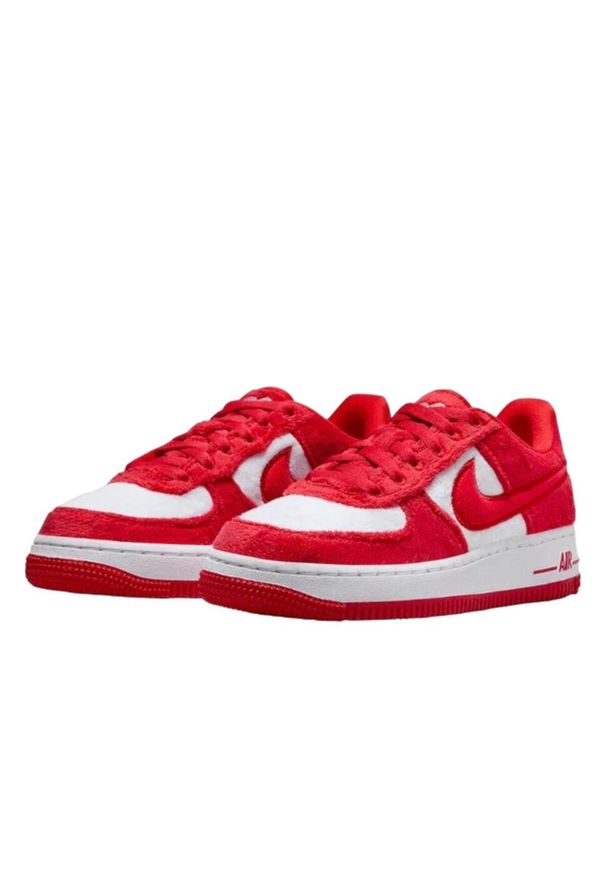 Buty do chodzenia damskie Nike Air Force 1 valentine's Day Gs. Zapięcie: sznurówki. Kolor: biały, czarny, czerwony, wielokolorowy. Materiał: syntetyk, materiał. Szerokość cholewki: normalna. Model: Nike Air Force. Sport: turystyka piesza