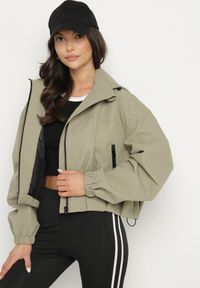 Born2be - Zielona Kurtka Wiatrówka o Kroju Oversize Natilessa. Okazja: na spacer, na co dzień. Kolor: zielony. Materiał: jeans. Długość rękawa: długi rękaw. Długość: długie. Sezon: wiosna. Styl: casual #4