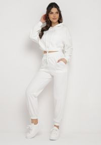 Born2be - Biały Komplet Dresowy Bluza z Kapturem i Spodnie Joggery Famiana. Kolor: biały. Materiał: dresówka #1