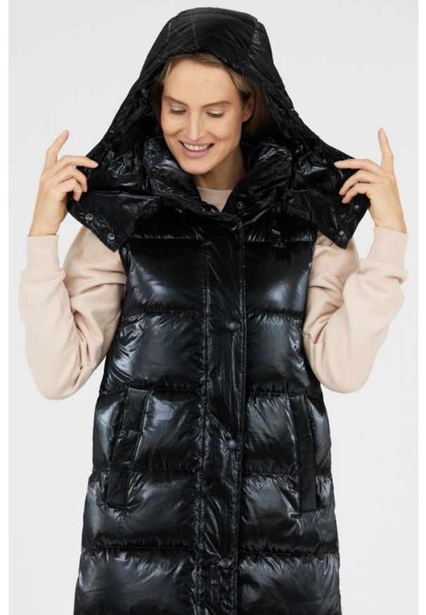 Blauer USA - BLAUER Długi błyszczący bezrękawnik puchowy damski Erika, Rozmiar L. Kolor: czarny. Materiał: poliamid, puch. Długość rękawa: bez rękawów. Długość: długie