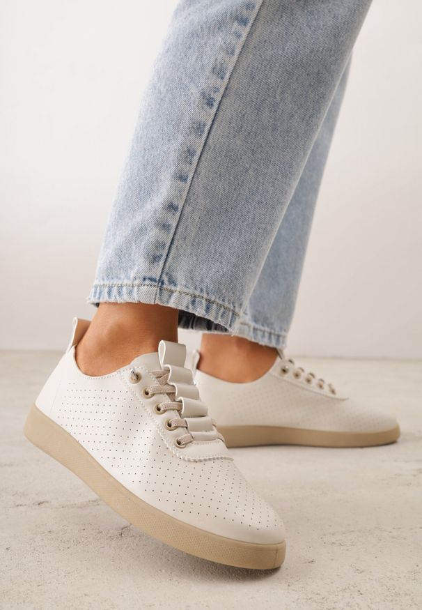 Born2be - Beżowe Wsuwane Tenisówki z Perforacją i Podeszwą z Bieżnikiem Illanya. Okazja: na co dzień. Zapięcie: bez zapięcia. Kolor: beżowy. Materiał: jeans. Szerokość cholewki: normalna. Styl: casual, klasyczny