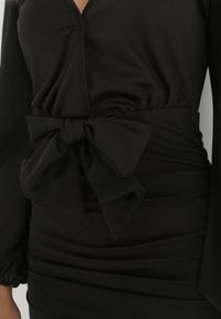 Born2be - Czarna Kopertowa Sukienka z Marszczeniem i Kokardą Marmo. Typ kołnierza: kokarda. Kolor: czarny. Wzór: aplikacja. Typ sukienki: kopertowe. Długość: mini #5