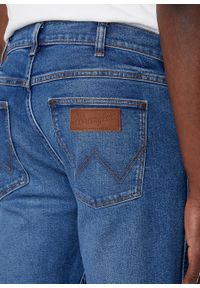 Wrangler - WRANGLER GREENSBORO MĘSKIE SPODNIE JEANSOWE NEPTUN W15QU8399