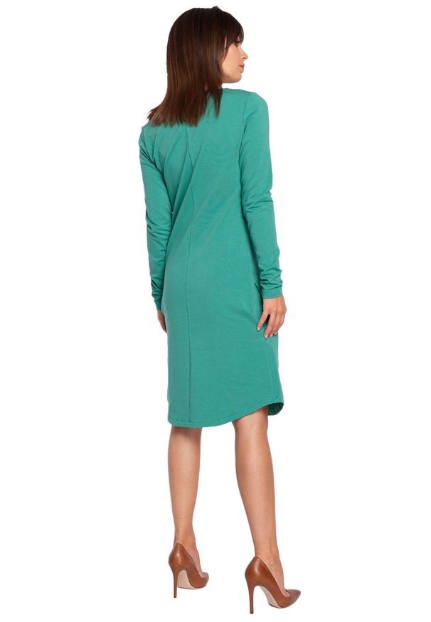 Sukienki.shop - Sukienka dresowa trapezowa midi z długim rękawem zielona bawełna. Okazja: na co dzień, do pracy, na spacer. Kolor: zielony. Materiał: dresówka, bawełna. Długość rękawa: długi rękaw. Sezon: wiosna. Typ sukienki: trapezowe. Styl: elegancki, casual. Długość: midi