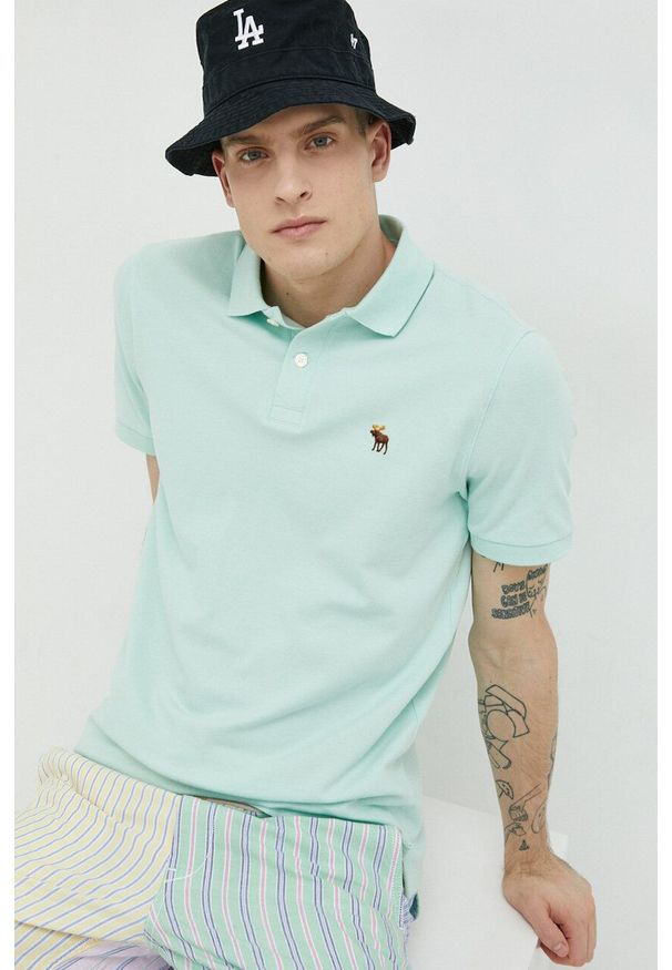 Abercrombie & Fitch polo męski kolor zielony z aplikacją. Typ kołnierza: polo. Kolor: zielony. Materiał: skóra, dzianina, materiał. Długość: krótkie. Wzór: aplikacja