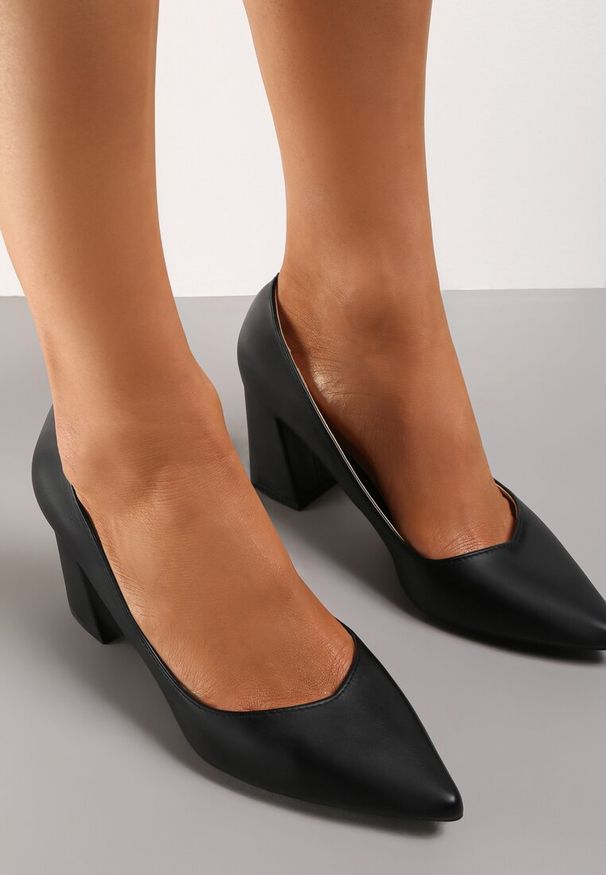 Renee - Czarne Czółenka Phaisiophai. Nosek buta: szpiczasty. Zapięcie: bez zapięcia. Kolor: czarny. Obcas: na obcasie. Styl: klasyczny. Wysokość obcasa: wysoki