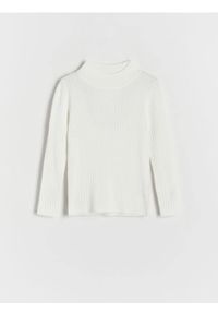 Reserved - Sweter w prążek - złamana biel. Materiał: dzianina, wiskoza. Wzór: prążki