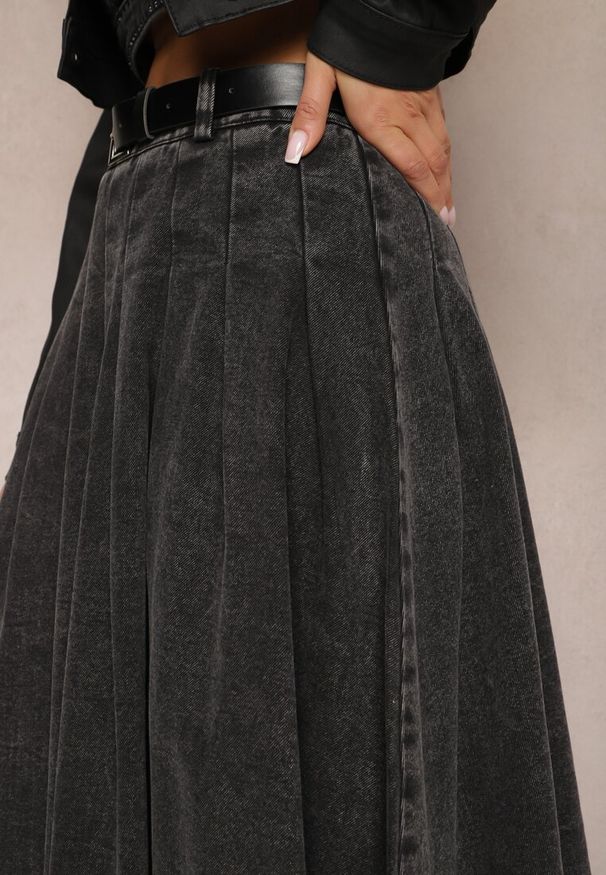 Renee - Czarna Rozkloszowana Spódnica Jeansowa z Paskiem z Klamrą Varnie. Okazja: na uczelnię. Kolor: czarny. Materiał: jeans