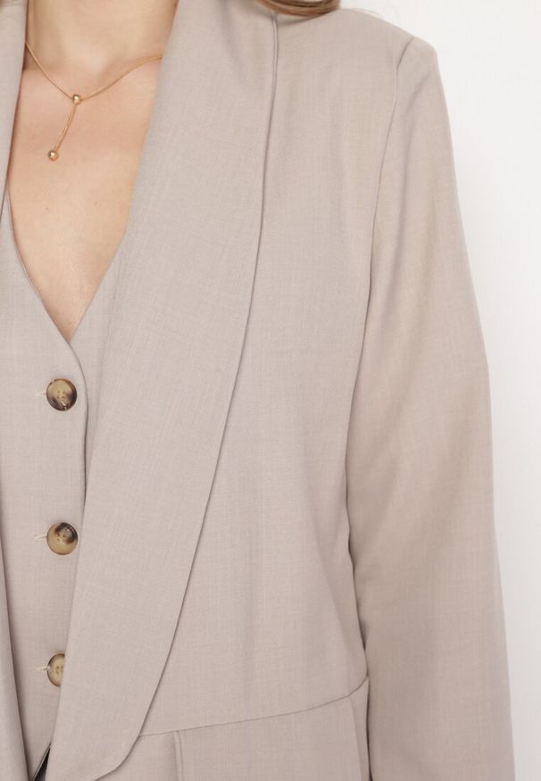 Born2be - Jasnoszara Niezapinana Marynarka z Klapami Imitującymi Kieszonki Asandra. Okazja: do pracy, na imprezę. Kolor: szary. Styl: elegancki